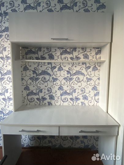 Детский письменный стол со шкафом