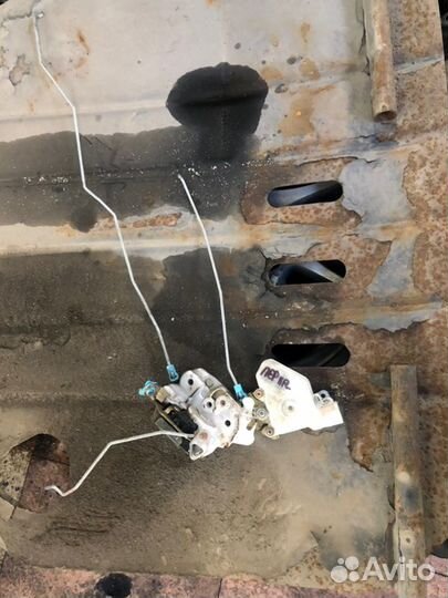 Замок двери передний правый Nissan Almera Classic