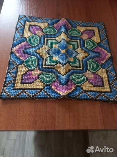 Вышитая салфетка крестом