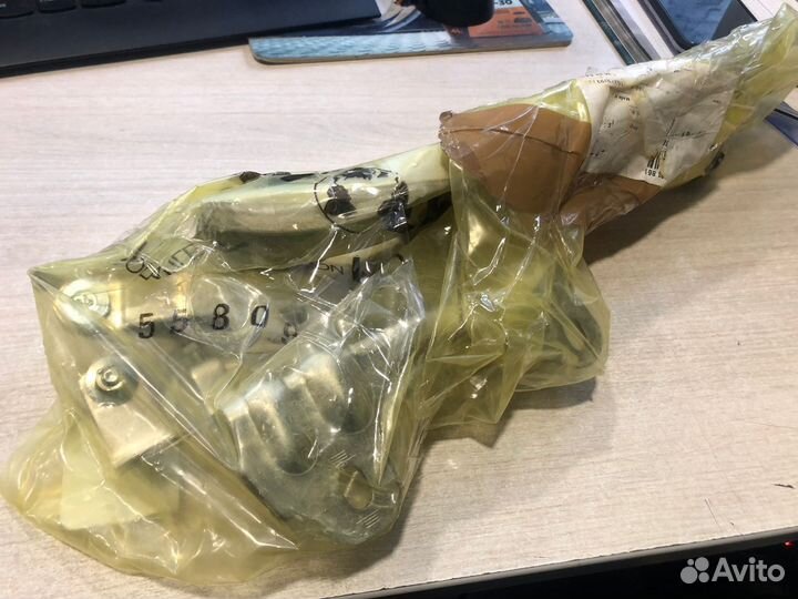 Петля капота левая на Porsche Macan