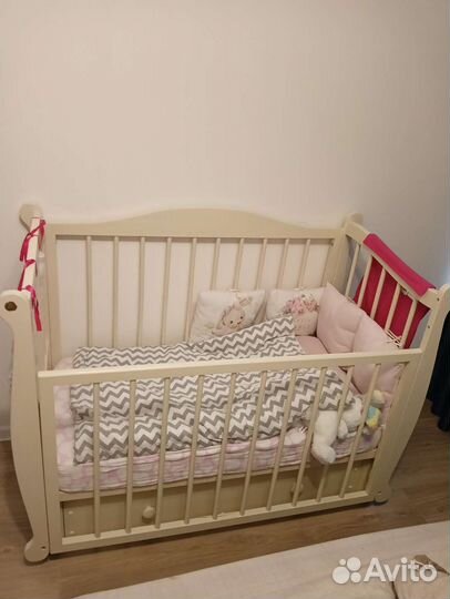 Кроватка с маятником