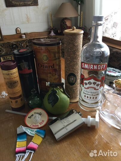 Бутылки и коробки из-под алкоголя