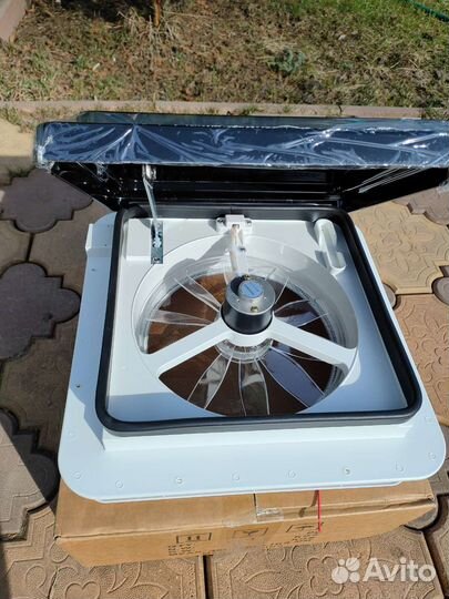 Люк для автодома 28х28