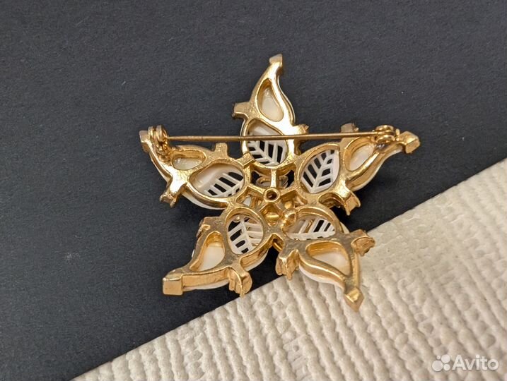 Винтажная брошь белый цветок с кристаллами США 50е