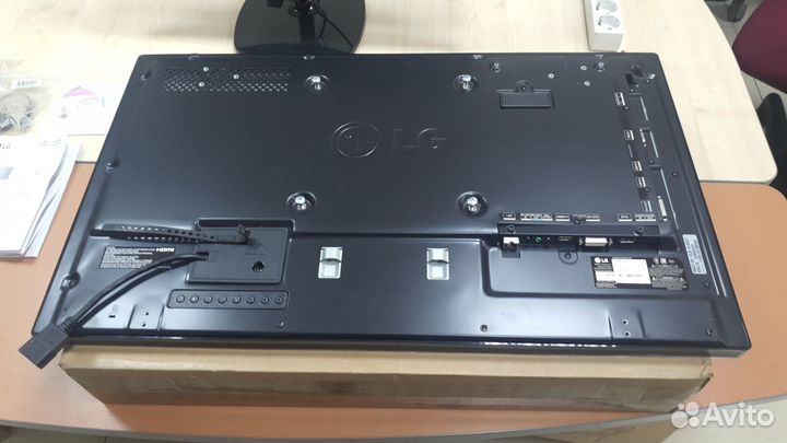 Профессиональный LED дисплей LG 32SL5B-B