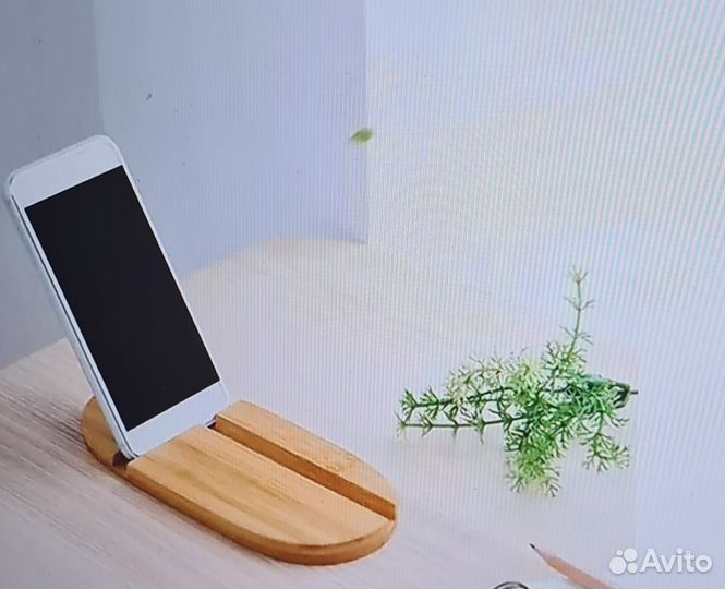 Деревянная подставка для телефона