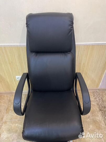 Педикюрное кресло и маникюрный стол б/у