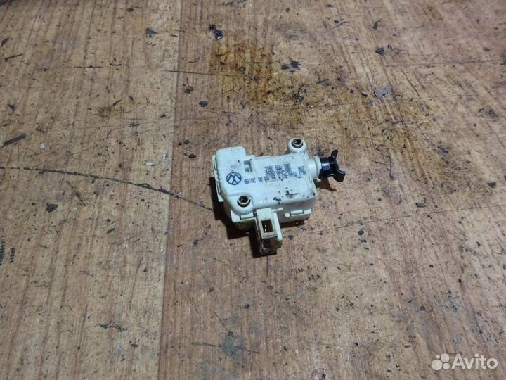 Активатор замка крышки багажника Volkswagen Bora