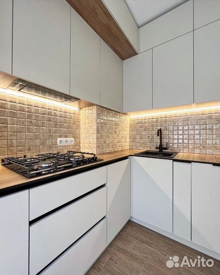 Белая классическая кухня в потолок с рассрочкой