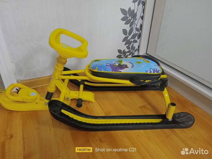 Детский снегокат со спинкой