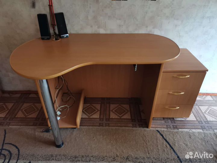 Письменный стол с тумбой и навесными шкафчиками