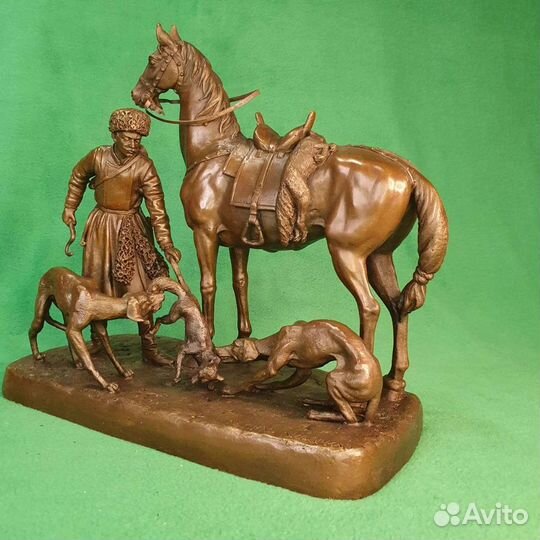 Скульптура бронза Стремянной с борзыми Охота