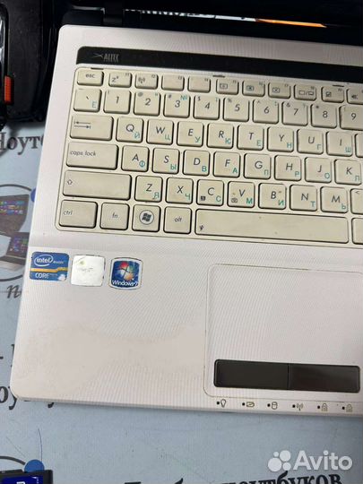 Красивый белый игровой ноутбук