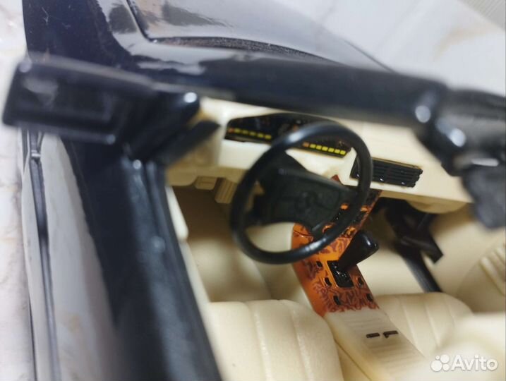 Модель Maisto 1 18 Mercedes 500 SL 1989