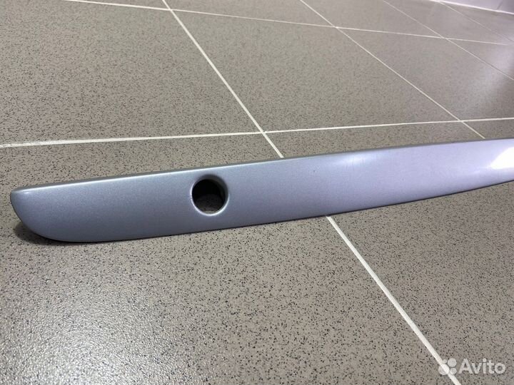 Накладка крышки багажника Mazda 323 2001 г