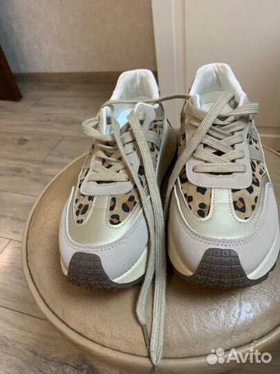 Кроссовки женские