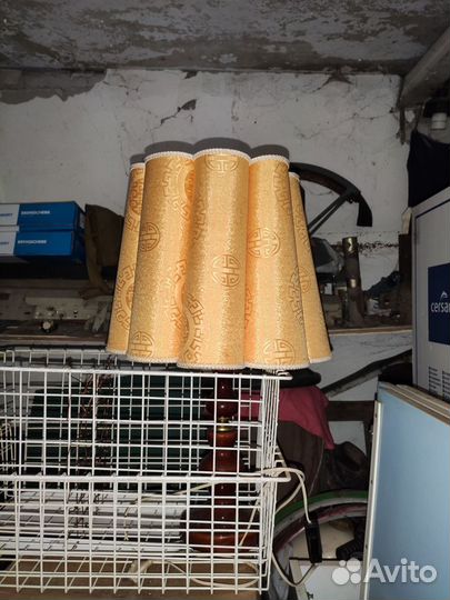 Советские часы, гирлянды, лампа, чемодан, магнитоф