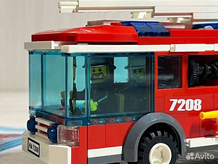 Пожарная машина Lego City 7208 и детали от станции