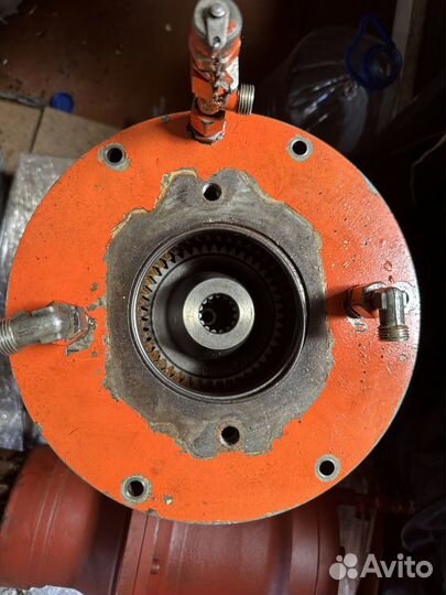 Вал и нижняя часть корпуса поворотного редуктора