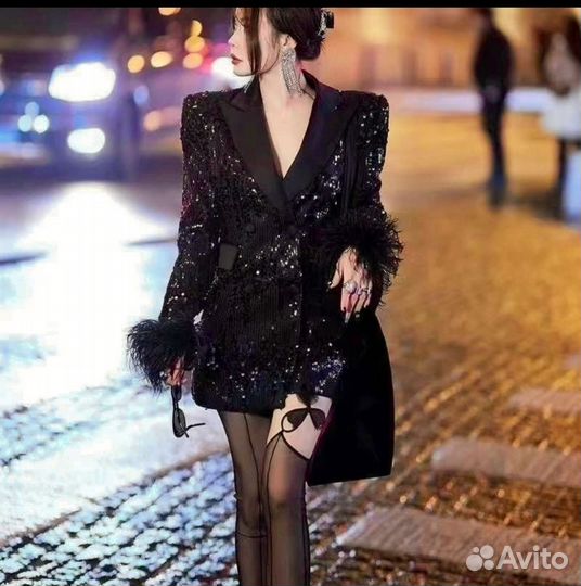 Пиджак с перьями и пайетками
