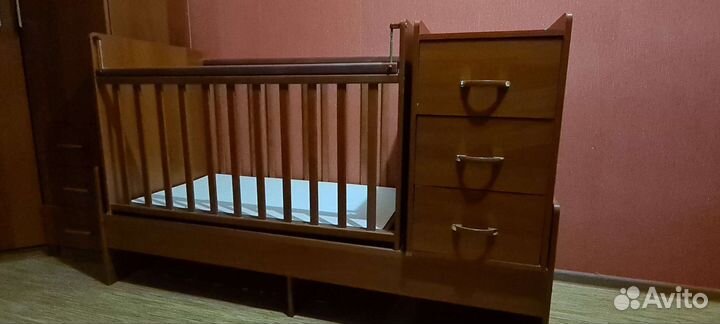 Детская кроватка с маятником и ящиками
