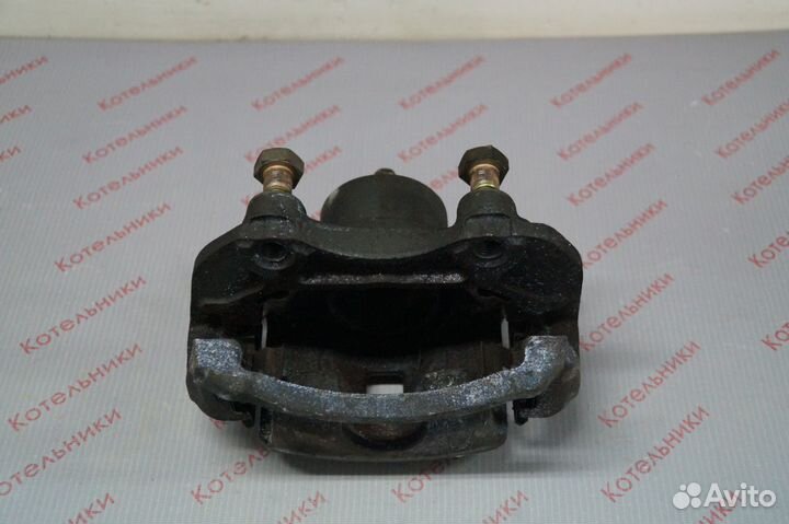 Nissan 41011-AU001 Суппорт тормозной левый