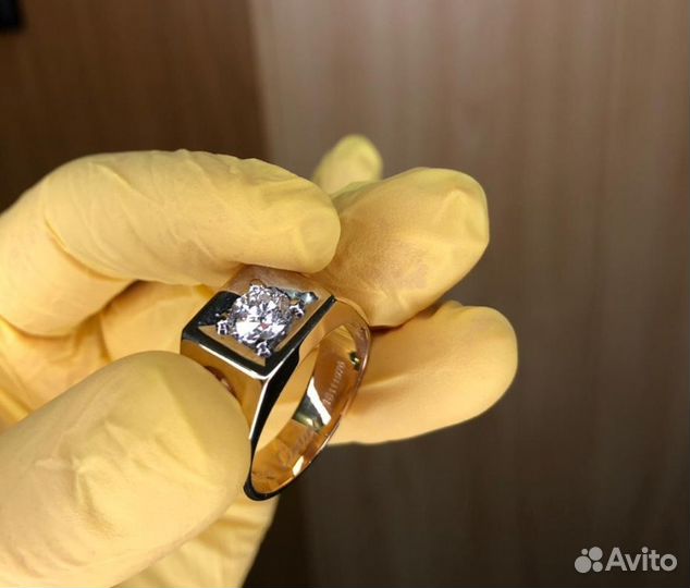 Мужская золотая печатка с бриллиантом