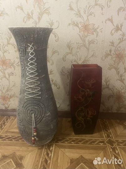 Вазы и картина