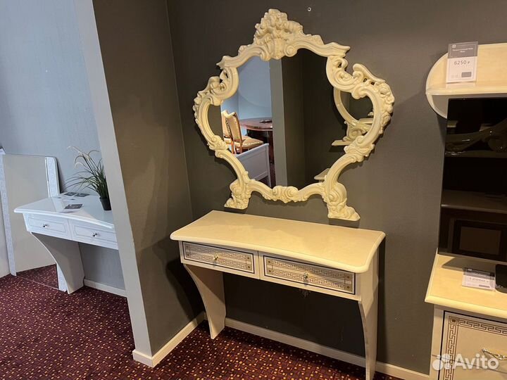 Стол туалетный с зеркалом Версаль беж - новый