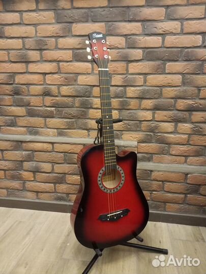 Акустическая гитара красная