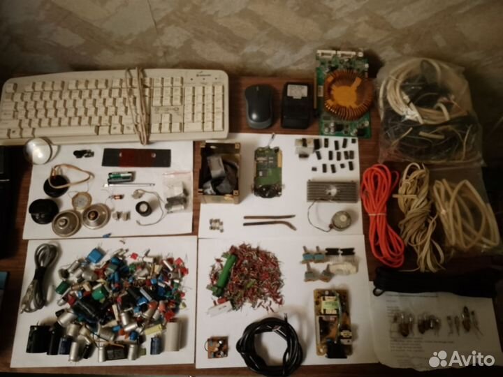 Очень много радиодеталей