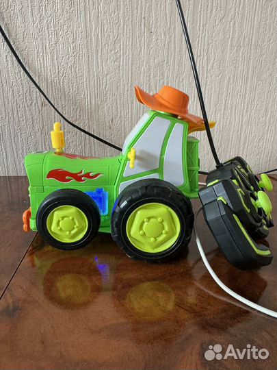 Игрушка синий трактор