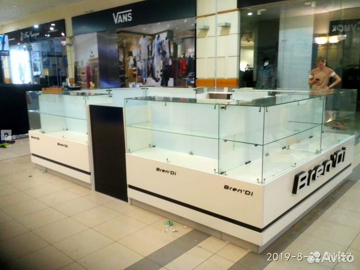 Торговые стеллажи в барбершоп