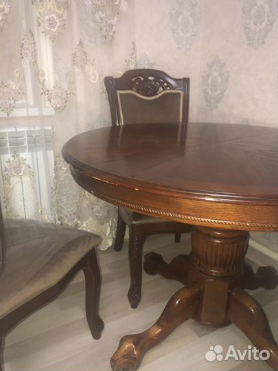 Стол и стулья