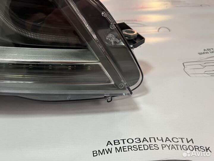 Правая пассажирская фара Mercedes W204 ксенон адап