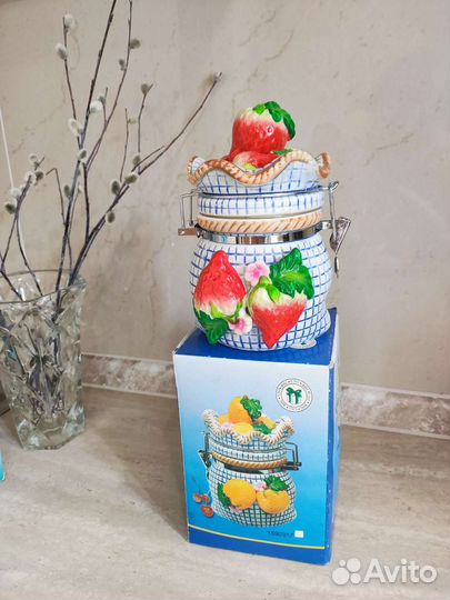 Банка для сыпучих продуктов, сахарница