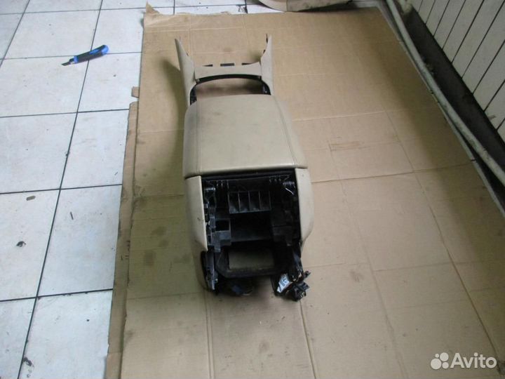 Подлокотник w251 R-class 272.967 2007