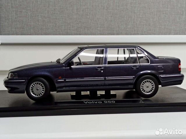 Volvo 960 Aubergine pearl 1:18