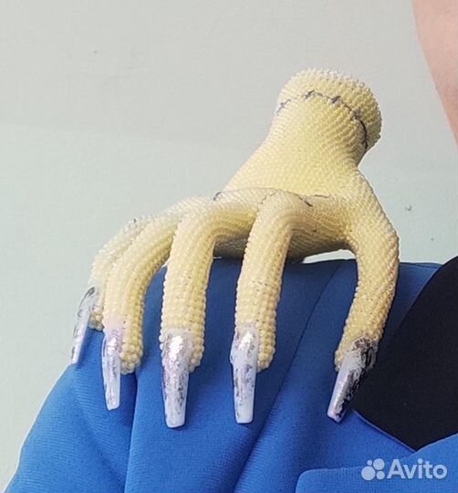 Брошь Рука вещь уэнсдэй