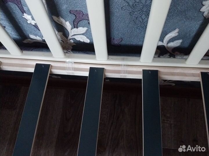 Детская кроватка с маятником