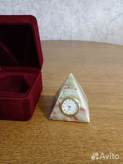 Часы из оникса