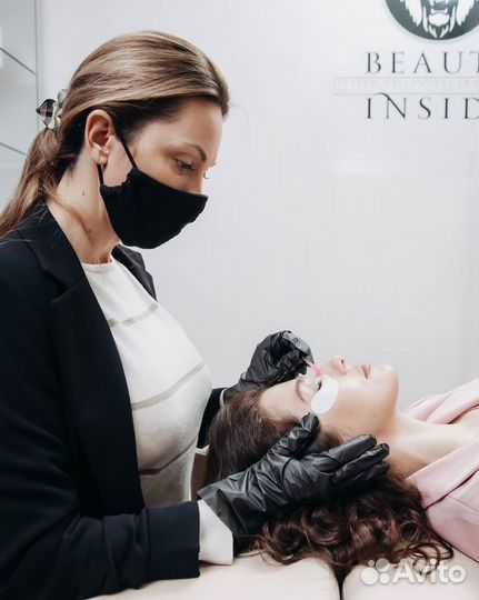 Мастер по наращиванию ресниц