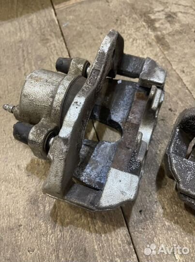 Суппорт тормозной передний Toyota Auris 2008г