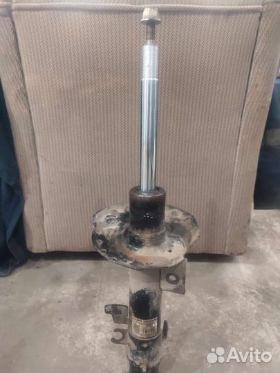 Стойка амортизатора правая Range Rover Evoque