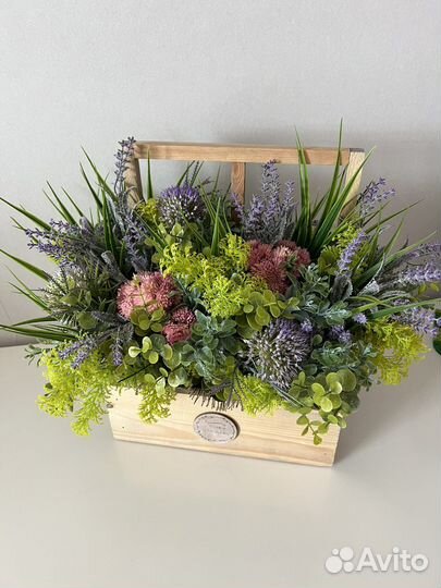 Композиция из искусственных цветов