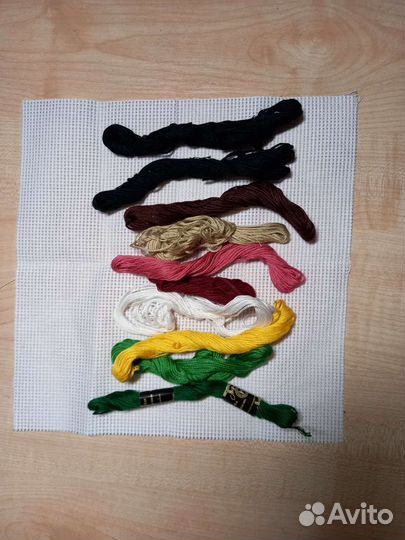 Нитки мулине; канва; веретено