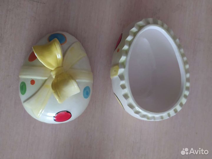 Маленькая вазочка, шкатулки, статуэтки