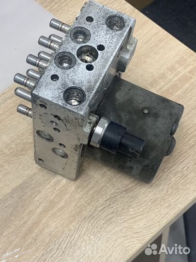 Блок abs toyota avensis