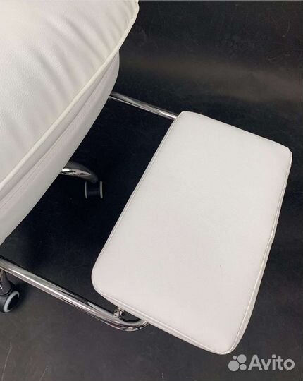 Офисное кресло руководителя