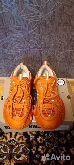 Кроссовки женские